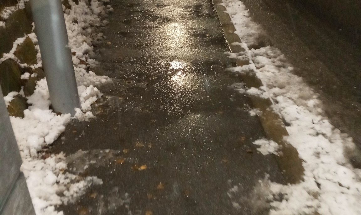 Geräumter Gehweg bei winterlichen Bedingungen